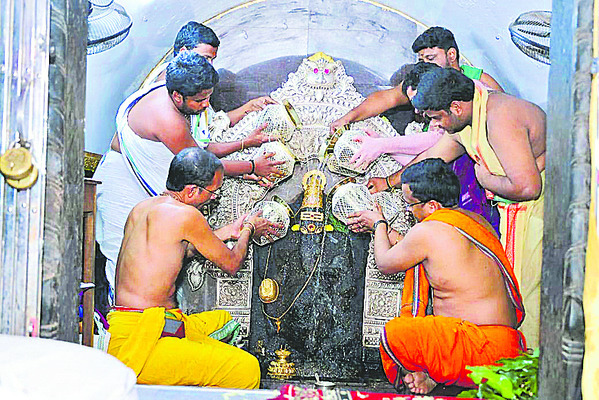 విఘ్నేశ్వరునికి సప్త నదీ జలాభిషేకం4