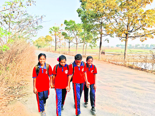 కాలినడకన పాఠశాలకు..
1