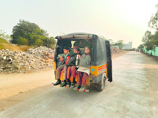 పడుతూ.. లేస్తూ.. బడికి!1