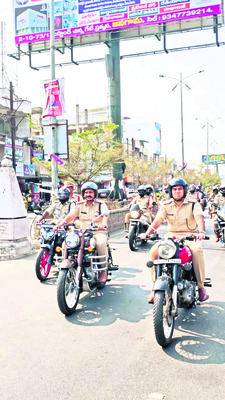 రోడ్డు భద్రతా నియమాలు పాటించాలి1