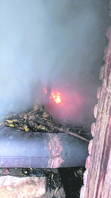 రెండు పొగాకు బ్యారెన్లు దగ్ధం 1