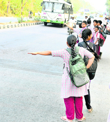 బస్సు ఆగదు.. చదువు సాగదు!1