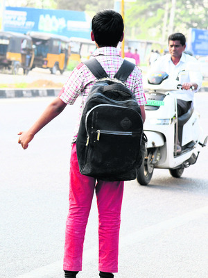 బస్సు ఆగదు.. చదువు సాగదు!3