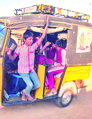 బస్సు.. ఆటో.. కాలినడక2