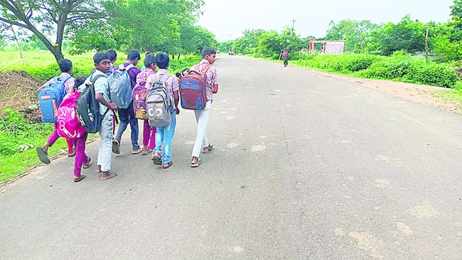 బస్సు.. ఆటో.. కాలినడక1