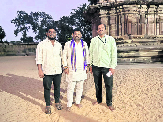 రామప్పలో స్పోర్ట్స్‌ అథారిటీ చైర్మన్‌ రమేశ్‌
2