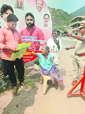 పవన్‌ పర్యటనతో భక్తులకు అవస్థలు1