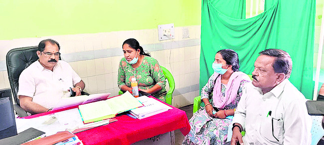 రోడ్డు భద్రతా నియమాలు పాటించాలి
2