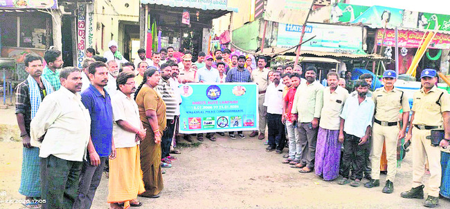 రోడ్డు భద్రతా నియమాలు పాటించాలి
1