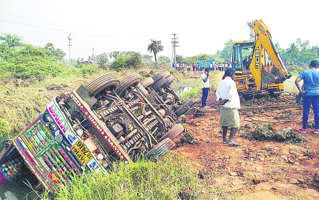 విఘ్నేశ్వరునికి సప్త నదీ జలాభిషేకం2