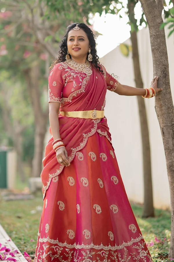 Anchor suma kanakala latest Beautiful saree photos 11