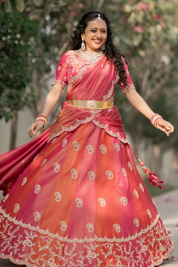 Anchor suma kanakala latest Beautiful saree photos 12