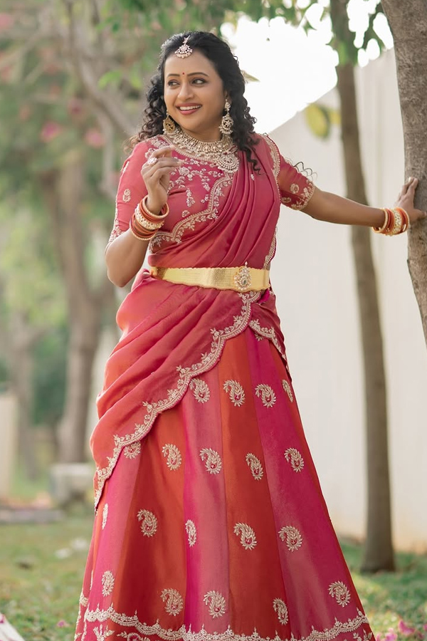 Anchor suma kanakala latest Beautiful saree photos 5