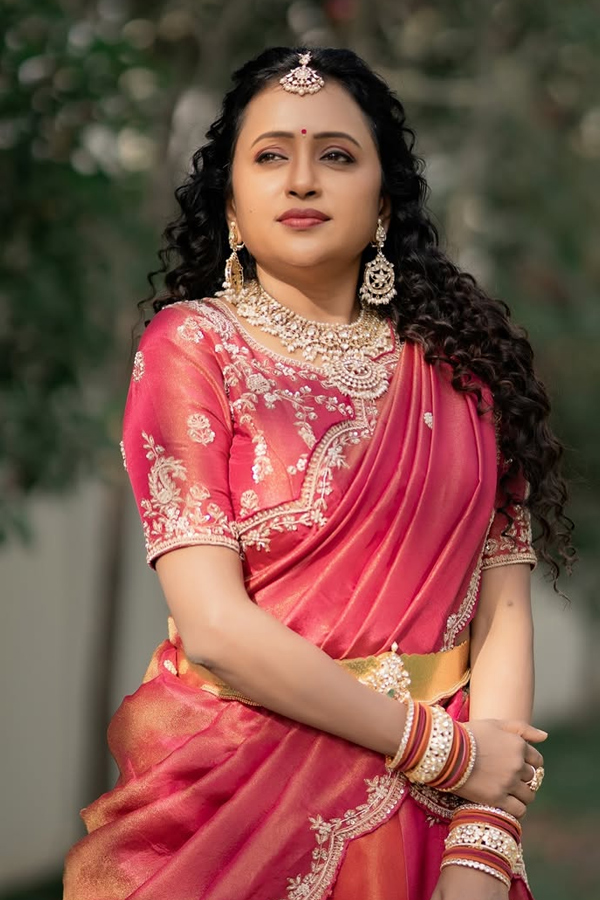 Anchor suma kanakala latest Beautiful saree photos 6