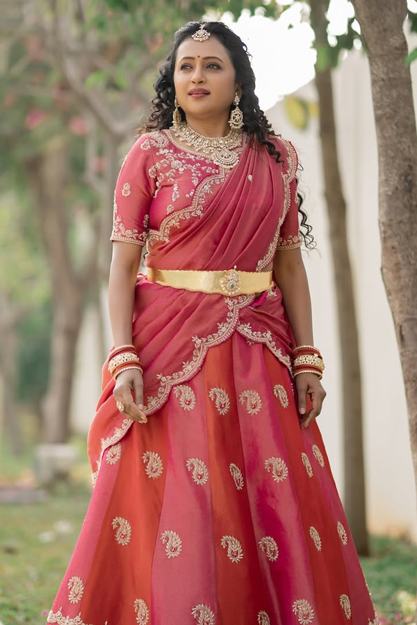 Anchor suma kanakala latest Beautiful saree photos 8