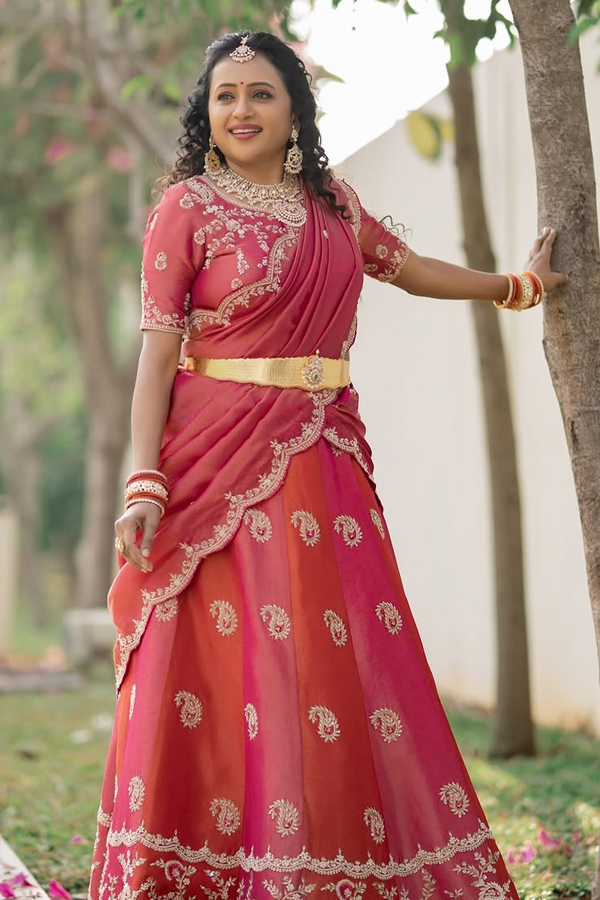 Anchor suma kanakala latest Beautiful saree photos 9