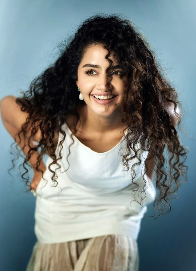 Anupama's glamorous show, captivating with her eyes (Photos)4