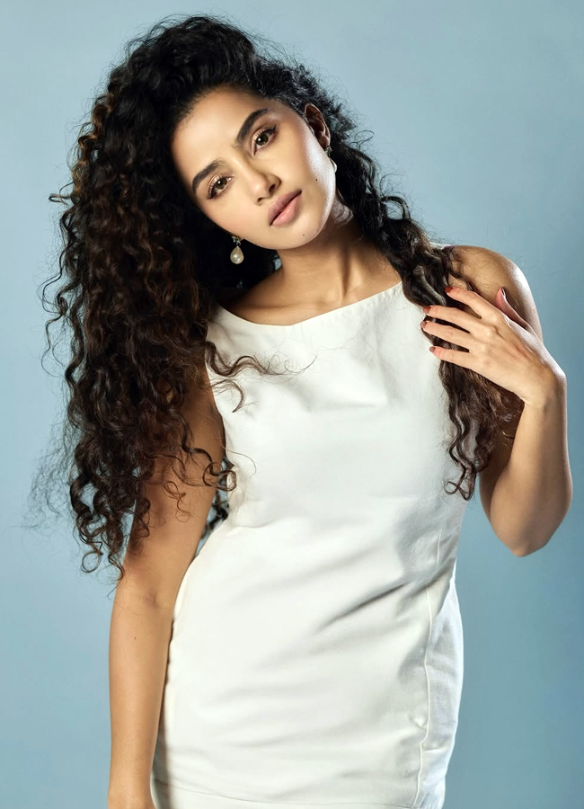 Anupama's glamorous show, captivating with her eyes (Photos)5