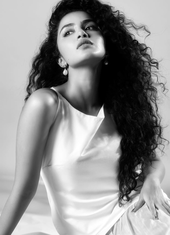 Anupama's glamorous show, captivating with her eyes (Photos)8