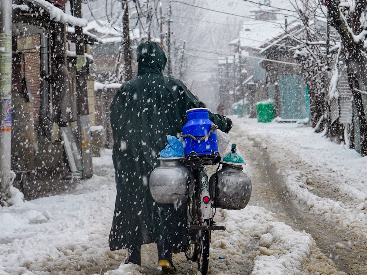 మంచు ముద్దలలో మునిగిన లోయ (ఫొటోలు) | Heavy snowfall Jammu and Kashmir ...