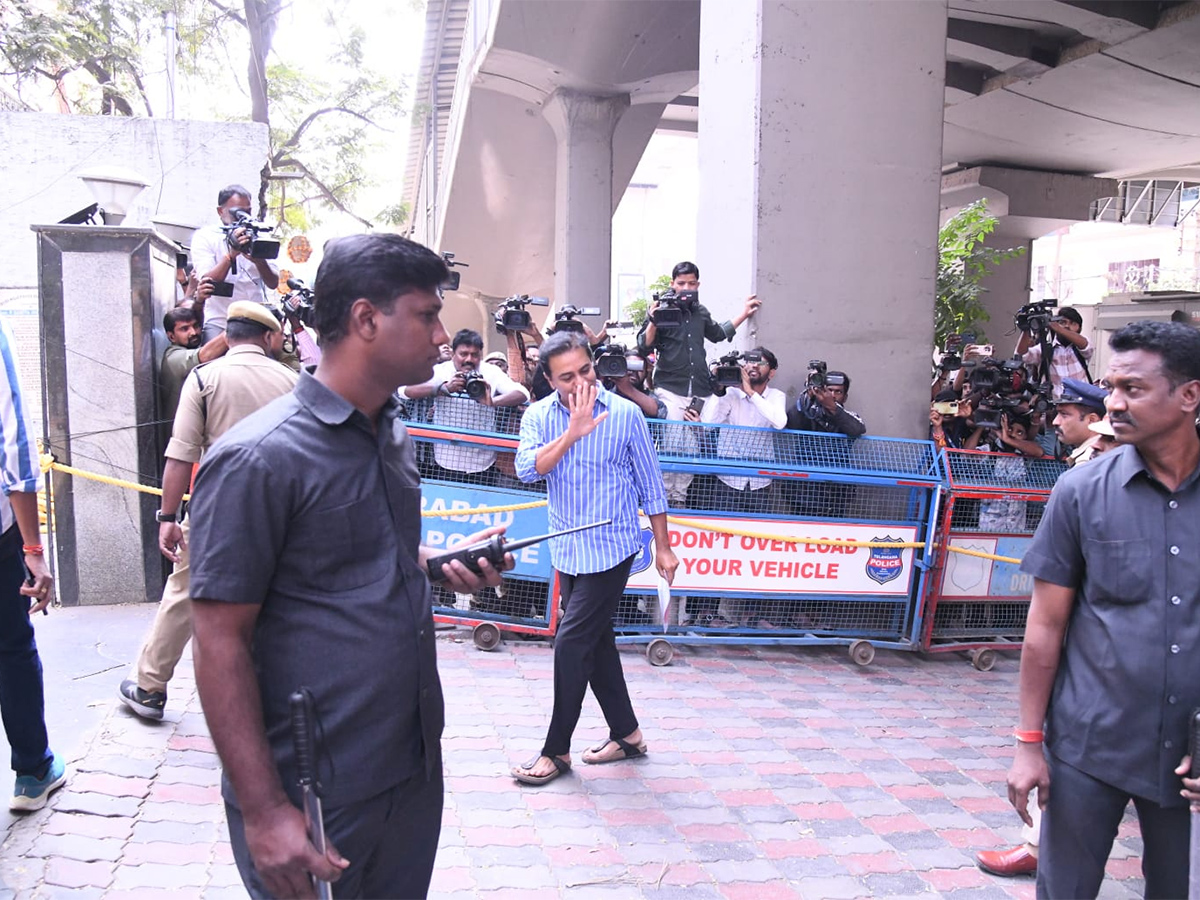 Phone Tapping Case KTR Reached To Jubliehills Police Station11