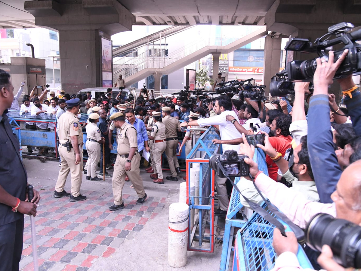 Phone Tapping Case KTR Reached To Jubliehills Police Station2