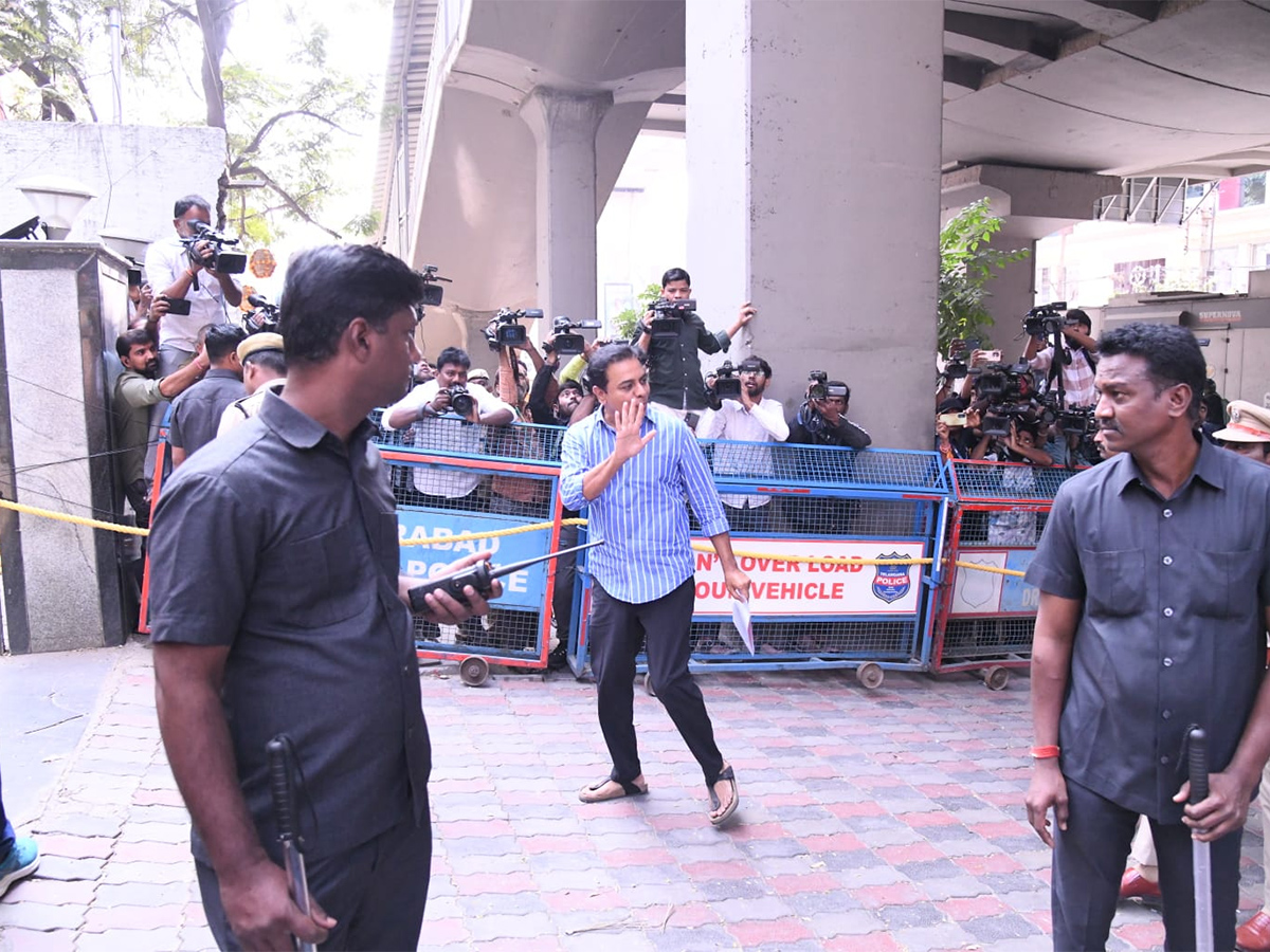 Phone Tapping Case KTR Reached To Jubliehills Police Station7