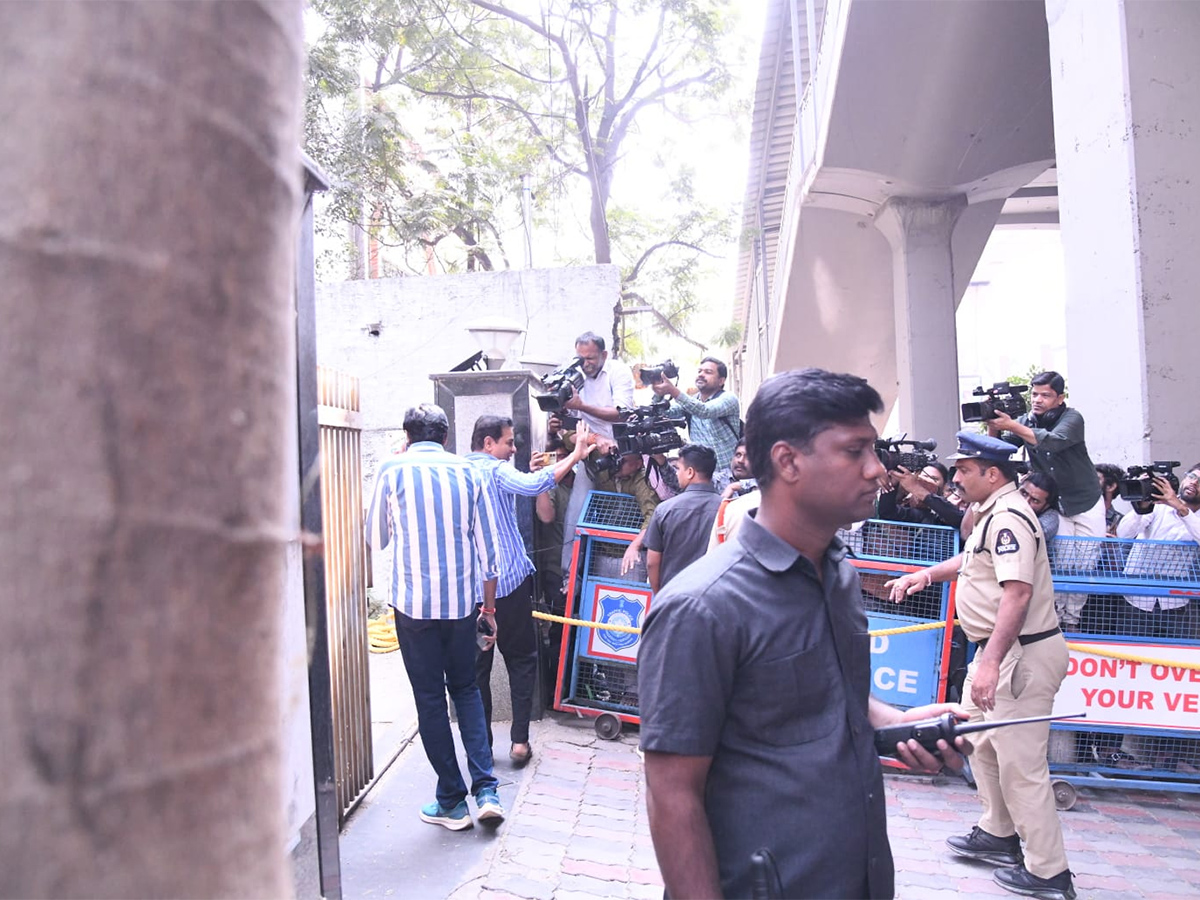 Phone Tapping Case KTR Reached To Jubliehills Police Station8