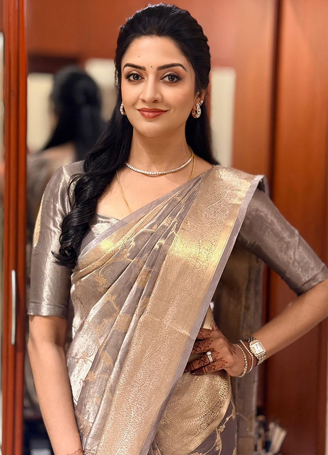 Tollywood Actress Vimala Raman Birthday Special Photos15