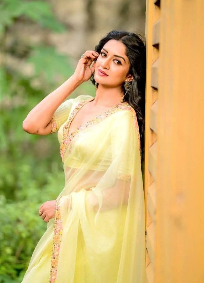 Tollywood Actress Vimala Raman Birthday Special Photos5