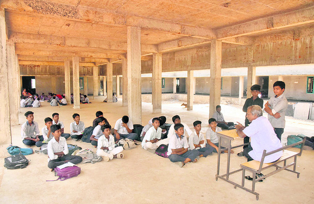 అన్నీ వెతలే.. 
1