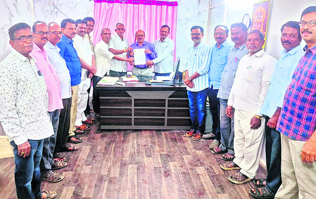 మహిళలపై వీధి కుక్కల దాడి 2