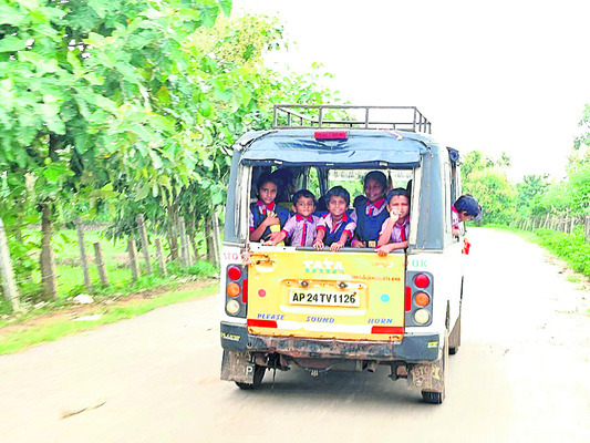 ● పాఠశాలకు వెళ్లాలంటే తిప్పలు ● సమయానికి రాని బస్సులు ●3
