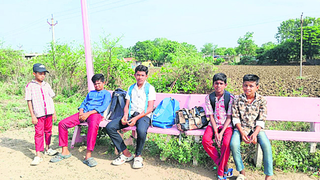 ● పాఠశాలకు వెళ్లాలంటే తిప్పలు ● సమయానికి రాని బస్సులు ●4