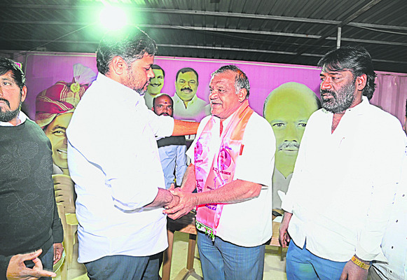 ఉదయం కాంగ్రెస్‌.. సాయంత్రం బీఆర్‌ఎస్‌ 1