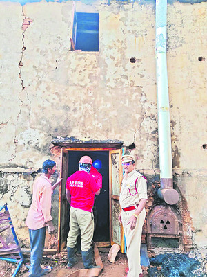 బ్యారన్‌ దగ్ధం,  రూ.5 లక్షల నష్టం 3