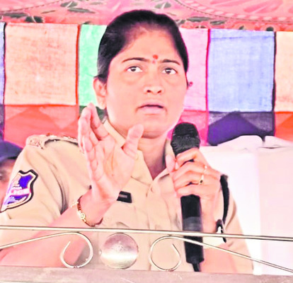 నిర్లక్ష్యమే ప్రమాదాలకు కారణం : ఎస్పీ 1