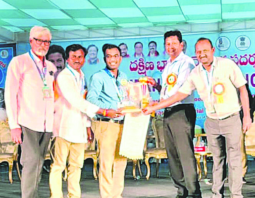 ఉపాధ్యాయుడికి అవార్డు 
1