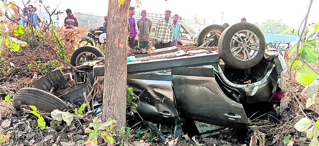 అతివేగానికి రెండు ప్రాణాలు బలి1