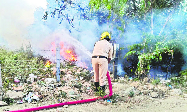 బ్యారన్‌ దగ్ధం,  రూ.5 లక్షల నష్టం 1