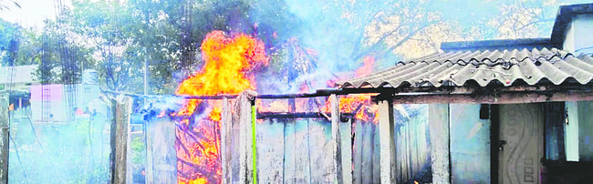 బ్యారన్‌ దగ్ధం,  రూ.5 లక్షల నష్టం 2