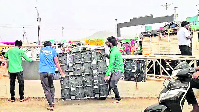 మేడారం భక్తులకు గాయాలు 1