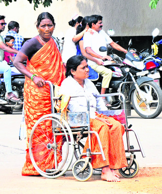 పైసలిస్తేనే సేవలు1