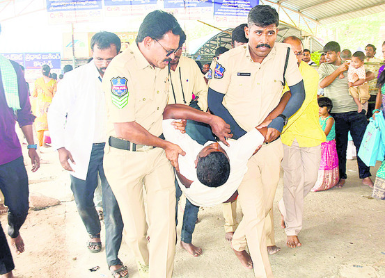 బాసరలో భక్తుల అస్వస్థత2