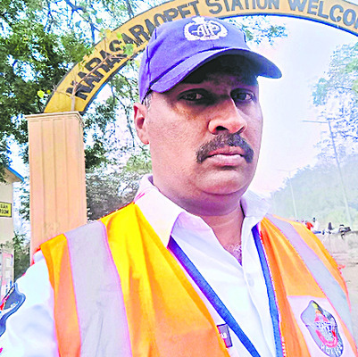 తల్లి, పిల్లలను కాపాడిన కానిస్టేబుల్‌ 1