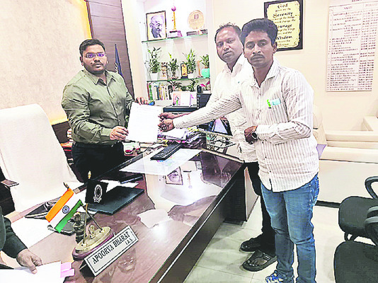 ఊరంతా కదలివచ్చి.. 2