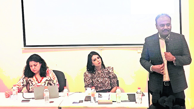 వైఎస్సార్‌ సీపీ విద్యార్థి నేతలకు నోటీసులు 
1