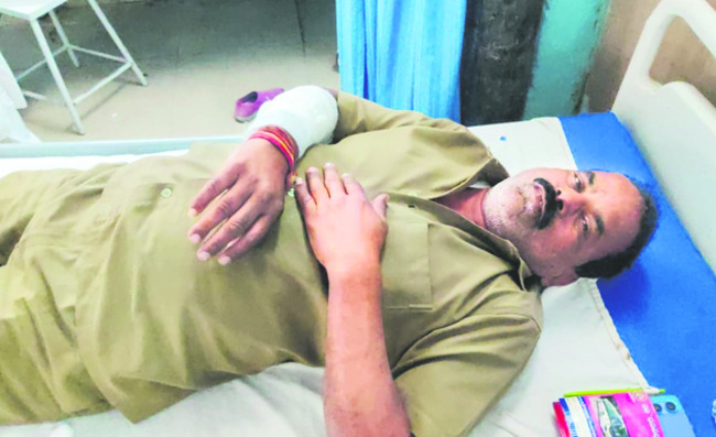 ఆర్టీసీ బస్సును ఢీకొట్టిన లారీ 1