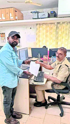 వైఎస్సార్‌ సీపీ విద్యార్థి నేతలకు నోటీసులు 
3