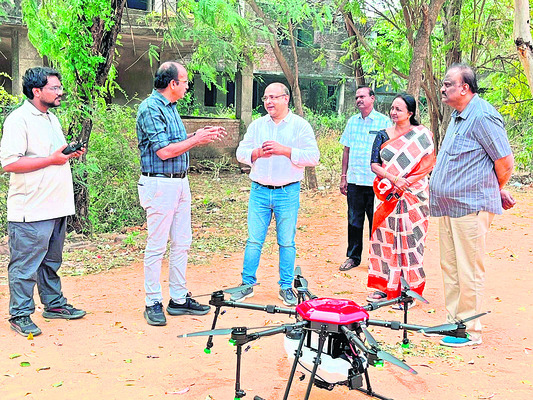 వైఎస్సార్‌ సీపీ విద్యార్థి నేతలకు నోటీసులు 
2